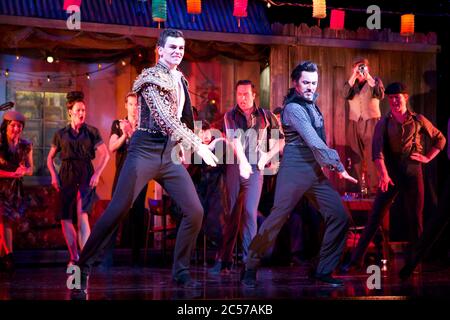 Die Besetzung gibt eine Voraufführung von Strictly Ballroom The Musical im Lyric Theatre, Star City in Sydney, Australien. Stockfoto