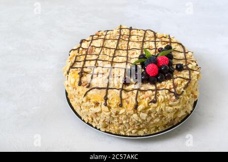 Klassische Napoleon-Torte. Köstliches festliches Dessert mit Blätterteig und Pudding, verziert mit frischen Beeren. Traditionelle russische Leckerbissen, Selecti Stockfoto