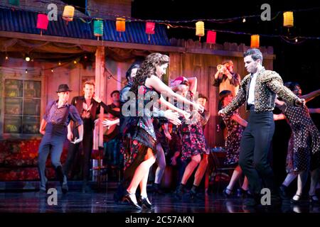 Die Besetzung gibt eine Voraufführung von Strictly Ballroom The Musical im Lyric Theatre, Star City in Sydney, Australien. Stockfoto