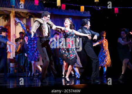 Die Besetzung gibt eine Voraufführung von Strictly Ballroom The Musical im Lyric Theatre, Star City in Sydney, Australien. Stockfoto