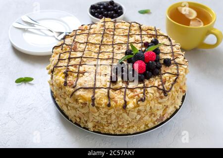 Klassische Napoleon-Torte. Köstliches festliches Dessert mit Blätterteig und Pudding, verziert mit frischen Beeren. Traditionelles russisches Vergnügen Stockfoto