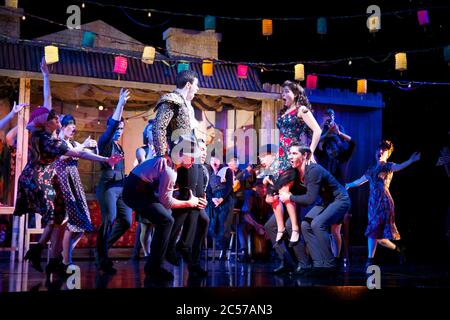 Die Besetzung gibt eine Voraufführung von Strictly Ballroom The Musical im Lyric Theatre, Star City in Sydney, Australien. Stockfoto