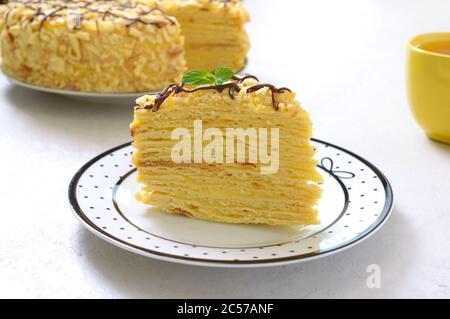 Klassische Napoleon-Torte. Ein Stück köstlicher festlicher Lagendessert mit Blätterteig und Pudding. Traditionelles russisches Vergnügen Stockfoto