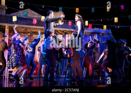 Die Besetzung gibt eine Voraufführung von Strictly Ballroom The Musical im Lyric Theatre, Star City in Sydney, Australien. Stockfoto