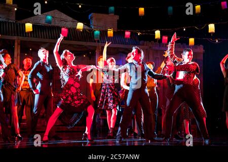 Die Besetzung gibt eine Voraufführung von Strictly Ballroom The Musical im Lyric Theatre, Star City in Sydney, Australien. Stockfoto