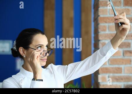 Netter professioneller Manager im Haus Stockfoto