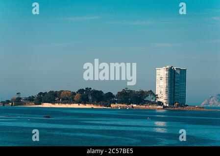 Panoramabild von Praia de Samil Navia in Spanien Stockfoto