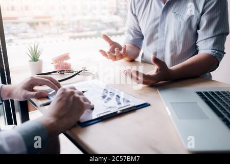 Gespräche zwischen Zahnarzt und Patient über die Schmerzen der Zähne in der Klinik. Stockfoto