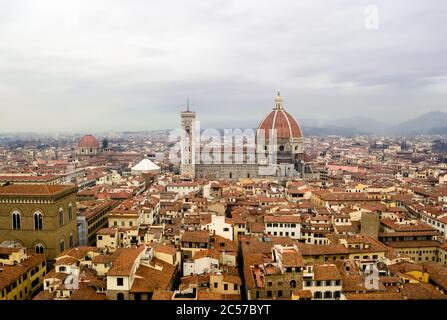 Firenze 2016, Luftaufnahme der roten Dächer der Stadt und der brunelleschi-Kuppel der Kirche Santa Maria del Fiore vom Arnolfo-Turm Stockfoto