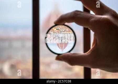 Florenz, Italien, 2016. Die Kuppel der Kathedrale von Santa Maria del Fiore durch eine Linse gesehen Stockfoto