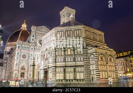 Florenz, Italien, 2016. Duomo Platz an einem regnerischen Abend, die Kathedrale und das Baptisterium von den Straßenlaternen beleuchtet Stockfoto