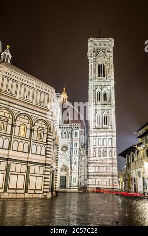 Florenz, Italien, 2016. Duomo Platz an einem regnerischen Abend, die Kathedrale und das Baptisterium von den Straßenlaternen beleuchtet Stockfoto
