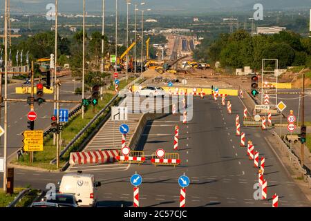 Autobahnbaustelle und Straßenbauarbeiten für die Modernisierung der Infrastruktur in Sofia Bulgarien, Osteuropa, Balkan, EU ab 2020 Stockfoto