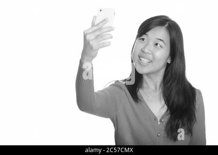 Junge asiatische Frau glücklich unter selfie mit Handy Stockfoto