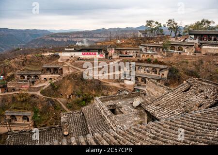 Schichten von Höhlenwohnungen, die in den Hang des Dorfes Lijiashan, Provinz Shanxi, China, gegraben wurden. Stockfoto