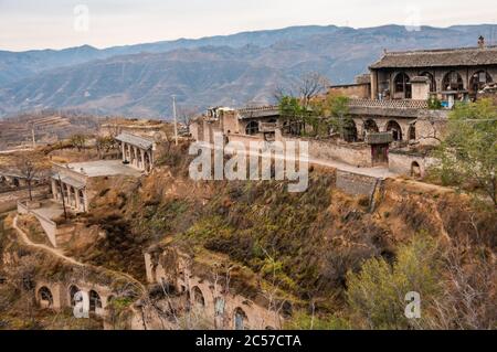 Schichten von Höhlenwohnungen, die in den Hang des Dorfes Lijiashan, Provinz Shanxi, China, gegraben wurden. Stockfoto