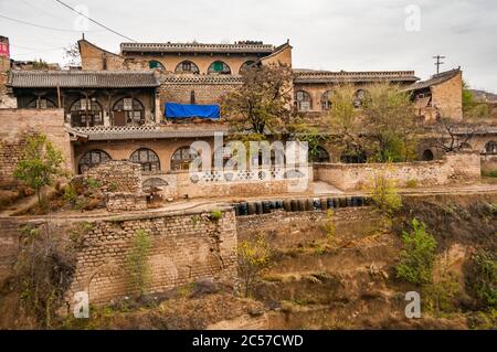 Schichten von Höhlenwohnungen, die in den Hang des Dorfes Lijiashan, Provinz Shanxi, China, gegraben wurden. Stockfoto