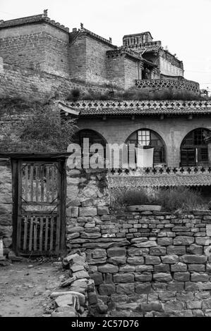 Morgen in Lijiashan Dorf der Provinz Shanxi mit Stein Eingänge zu den Höhlenwohnungen umarmt die steilen Hänge Stockfoto