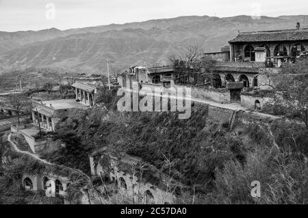 Schichten von Höhlenwohnungen, die in den Hang des Dorfes Lijiashan, Provinz Shanxi, China, gegraben wurden. Stockfoto