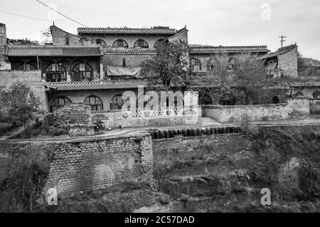 Schichten von Höhlenwohnungen, die in den Hang des Dorfes Lijiashan, Provinz Shanxi, China, gegraben wurden. Stockfoto