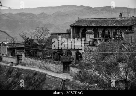 Schichten von Höhlenwohnungen, die in den Hang des Dorfes Lijiashan, Provinz Shanxi, China, gegraben wurden. Stockfoto