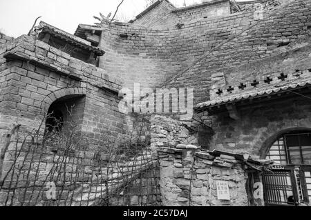 Schichten von Höhlenwohnungen, die in den Hang des Dorfes Lijiashan, Provinz Shanxi, China, gegraben wurden. Stockfoto