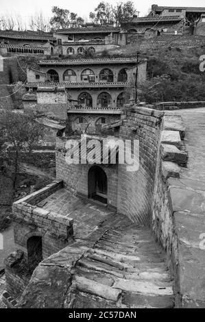 Einen steilen Stein Weg hinauf zu den Eingängen der Höhlenhäuser in Lijiashan Dorf in der Nähe Qikou, Provinz Shanxi Stockfoto