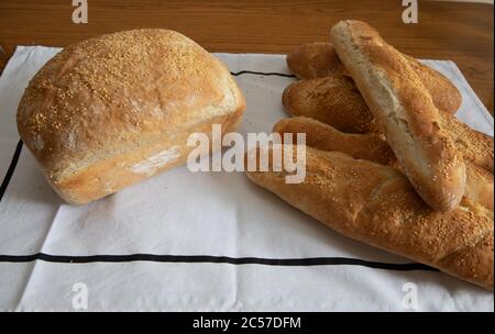 Eine Auswahl an frisch gebackenem Brot auf einer weißen Teetasse Stockfoto