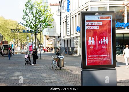 Werbeplakat mit Verhaltensempfehlungen für Jung und Alt im öffentlichen Raum, in der Schildergasse im Kölner Stadtzentrum. Stockfoto