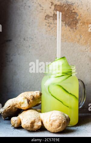 Eine erfrischende Sommerlimonade mit Gurke und Ingwer im Glas Stockfoto