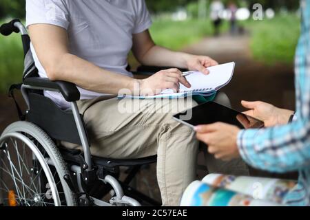 Person im Rollstuhl sitzend Stockfoto