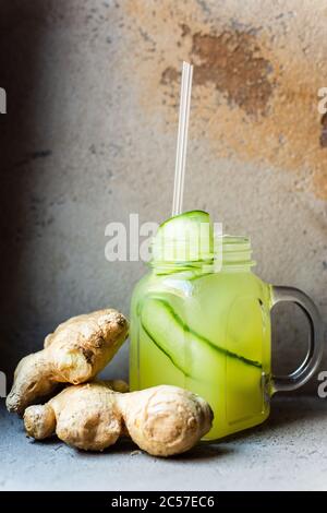 Eine erfrischende Sommerlimonade mit Gurke und Ingwer im Glas Stockfoto