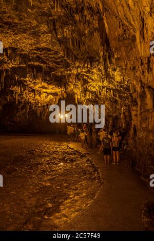 Kefalonia, Griechenland - 22. August 2019: Touristen nehmen Foto von Tropfsteinhöhle Drogarati Höhle Stockfoto