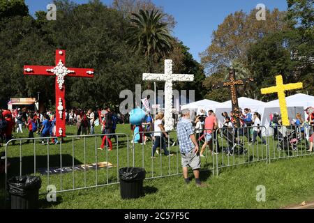 Christen versammeln sich im Hyde Park in Sydney, um Ostern nach der jährlichen Sydney Easter Parade zu feiern. Kreuze stellen dar, wie Jesus auf dem gekreuzigt wurde Stockfoto