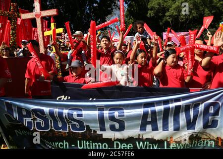 Christen versammeln sich im Hyde Park in Sydney, um Ostern nach der jährlichen Sydney Easter Parade zu feiern. Die Mitglieder der Kirche des Neuen Lebens haben ein Banner mit dem Spruch Stockfoto