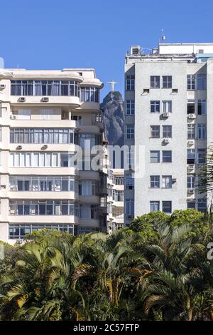 Tropische Vegetation mit städtischen Wohnungen und Corcovado Berg in Rio De Janeiro Stockfoto