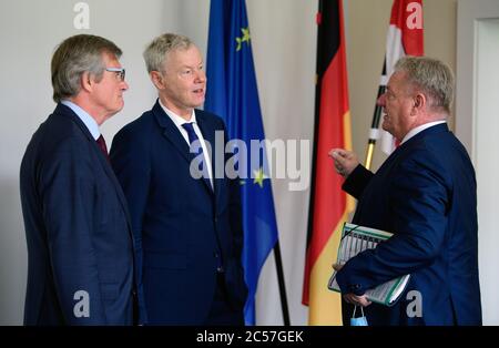01. Juli 2020, Brandenburg, Potsdam: Frank Büchner (l.), Präsident der Wirtschaftsverbände Berlin-Brandenburg, Christian Amsinck (M), Geschäftsführer der Wirtschaftsverbände Berlin-Brandenburg, und Bernd Becking (r.), Geschäftsführer der Arbeitsagentur Berlin-Brandenburg, begrüßen sich vor einer gemeinsamen Konsultation zur wirtschaftlichen Lage und zum Arbeitsmarkt Brandenburg in der Corona Times. Die Konsultation geht darum, Bilanz zu ziehen, wie Brandenburg die Krise bisher überwunden hat, welche Herausforderungen in den kommenden Monaten zu bewältigen sind und wie die Wirtschaft erfolgreich sein kann Stockfoto