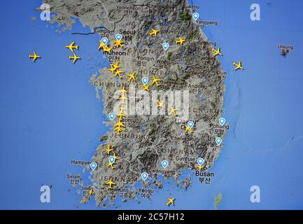 Flugverkehr über Südkorea (01. juli 2020, UTC 08.42 ) im Internet, mit Flightradar 24 Website von Svenska Resenätverket ab Stockfoto