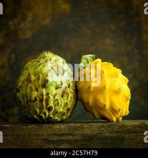 Gelbe Pitaya (Hylocereus) und Frucht von annona squamosa Stockfoto