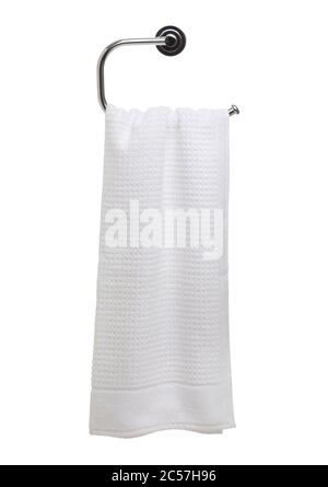 Weißes Frottee Handtuch auf Chrom Handtuchhalter, isoliert auf weißem Hintergrund Stockfoto