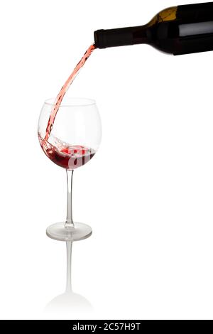 Rotwein wird aus der Flasche in bordeaux-Glas gegossen Stockfoto
