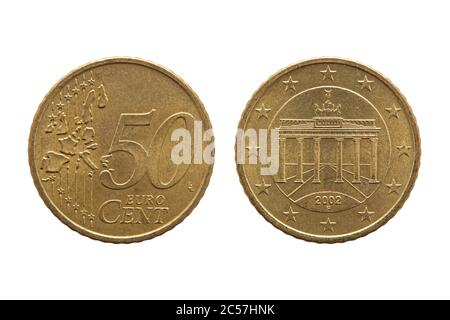 50-Cent-Euro-Münze von Deutschland vom 2002, zeigt das Brandenburger Tor auf der Rückseite ausgeschnitten und isoliert auf weißem Hintergrund Stockfoto
