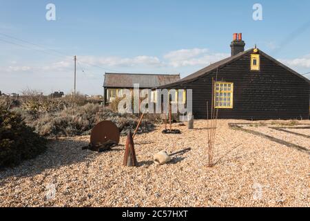 Derek Jarman's berühmtes Prospect Cottage und Schindelgarten in Dungeness, Kent, England, Großbritannien Stockfoto