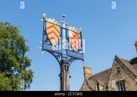 Heraldisches Straßennamen-Schild in der High Street, zentral Chipping Campden, einer kleinen Marktstadt in den Cotswolds in Gloucestershire Stockfoto