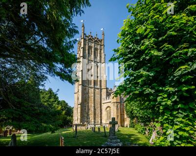 Außenansicht gotischer Architektur traditionelle Pfarrkirche aus Wolle von St. James in Chipping Campden, einer kleinen Marktstadt in den Cotswolds, Gloucestershire Stockfoto