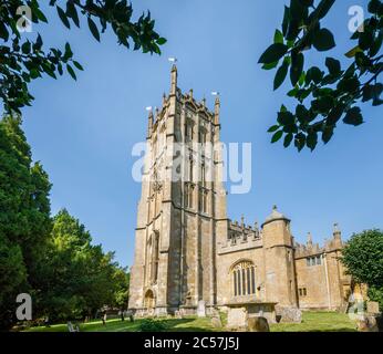 Außenansicht gotischer Architektur traditionelle Pfarrkirche aus Wolle von St. James in Chipping Campden, einer kleinen Marktstadt in den Cotswolds, Gloucestershire Stockfoto