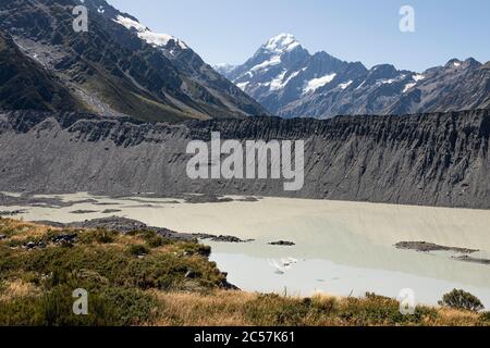 Mueller Lake und Gletschermoräne mit Blick auf Mount Cook, Aoraki Mount Cook National Park, South Island, Neuseeland Stockfoto