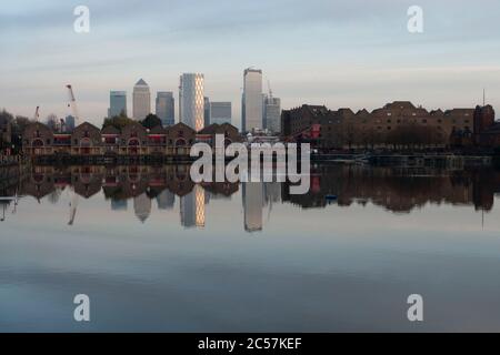 Blick auf die Docklands, Canary Wharf und das Finanzviertel über das Shadwell Basin und über die Brunel-Brücke in Wapping am 17. November 2019 in London, England, Großbritannien. Canary Wharf ist ein Finanzbereich, der immer noch wächst, während der Bau neuer Wolkenkratzer fortgesetzt wird. Canary Wharf ist Londons zweite Heimat des britischen Finanzsektors. Stockfoto