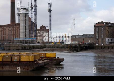 Baustelle für die Sanierung des Kraftwerks Lots Road am 1. Februar 2020 in London, England, Großbritannien. Lots Road Power Station ist ein stillgestelltes Kohle- und später ölgefeuerte und später gasgefeuerte Kraftwerk an der Themse an der Lots Road in Chelsea im Royal Borough of Kensington and Chelsea, das Strom an das Londoner U-Bahn-Netz lieferte. Es wird manchmal fälschlicherweise als Fulham Power Station bezeichnet, ein Name, der ordnungsgemäß auf eine andere ehemalige Station eine Meile flussaufwärts angewendet wird. Die Immobiliengesellschaft, die jetzt Eigentümer der Website will den Bahnhof in Geschäfte, Restaurant umzuwandeln Stockfoto