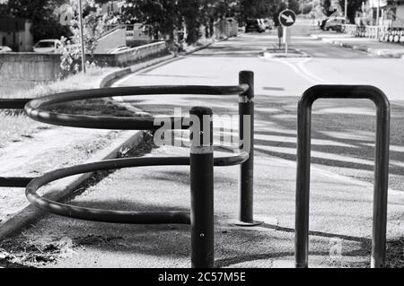 Metallische Poller in einer Fußgängerüberfahrt (Pesaro, Italien, Europa) Stockfoto